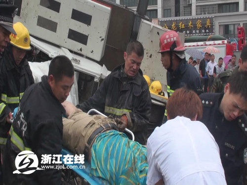 经过近半个小时的救援，被困司机被成功救出，遗憾的是，经现场医护人员诊断，他已经没有了生命体征。据了解 ...