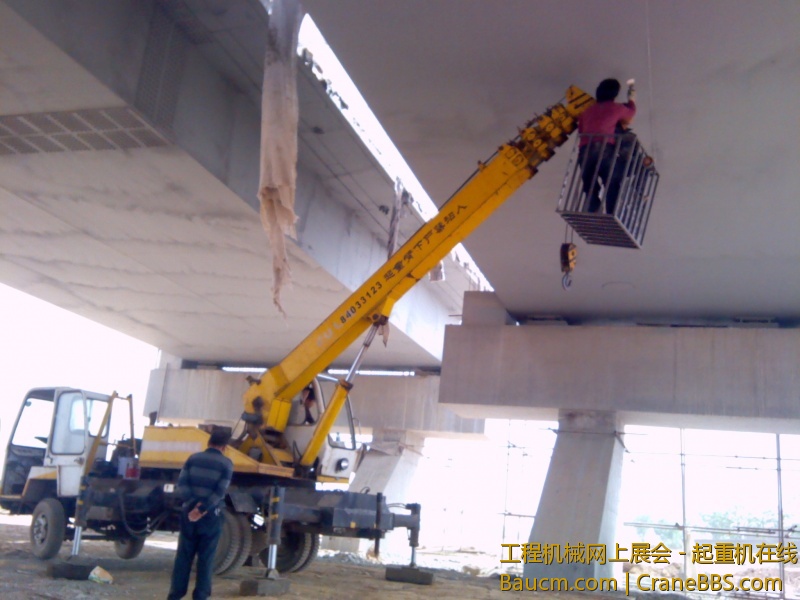 钢铁大桥桥洞内补漆