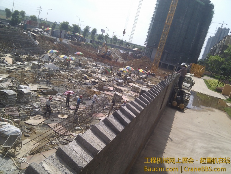 和塔吊抬钢筋笼