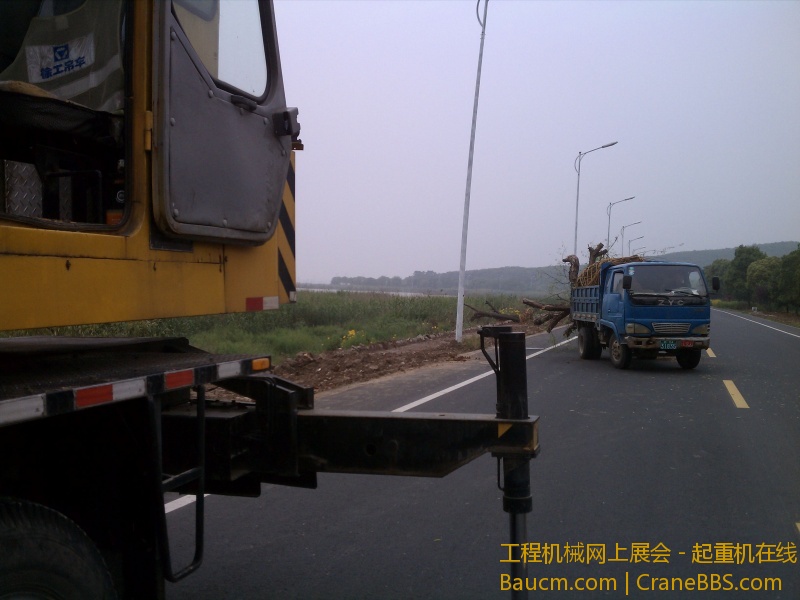 路边小便中。。。