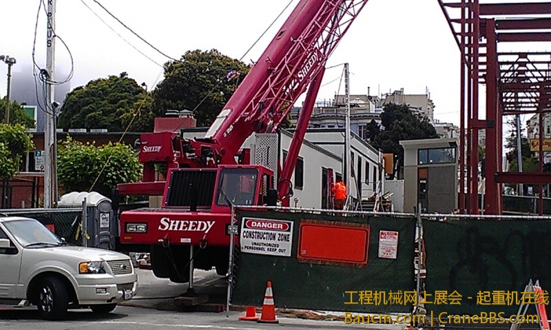 鲜见工地和吊车