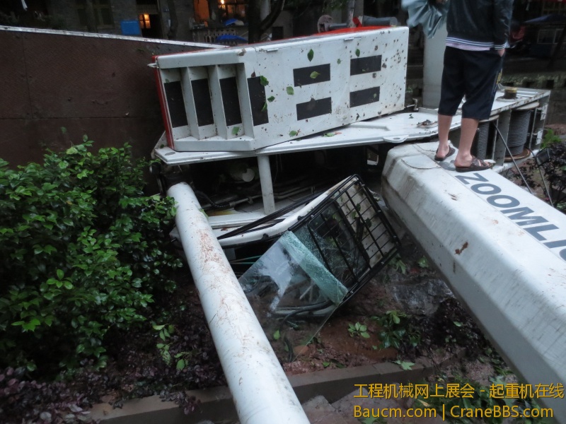 虽然驾驶室烂了  幸运驾驶员没事