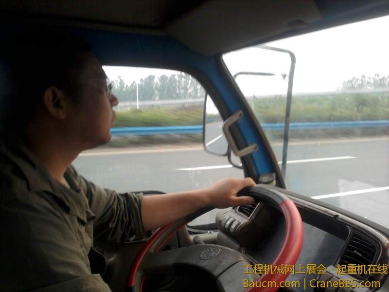 看这SF开车多专心呀