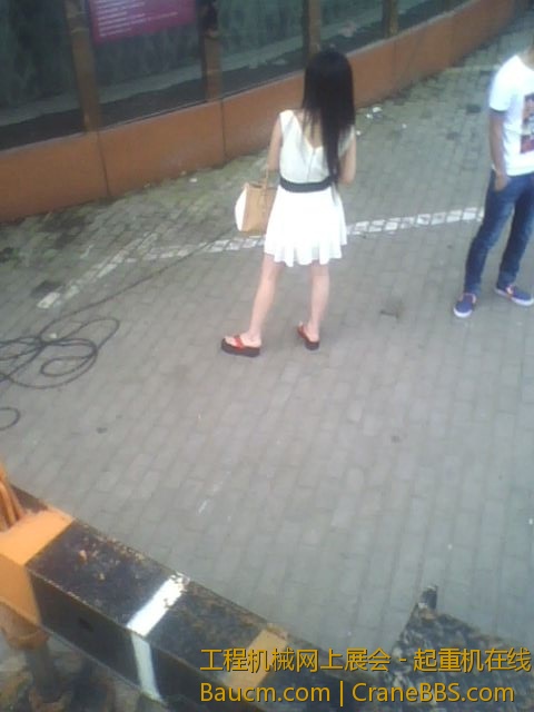 这美女很漂亮皮肤白，转过身去我拍一个