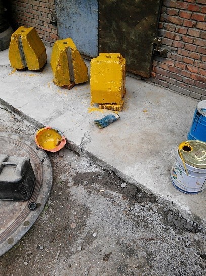 坑市政的水泥墩子