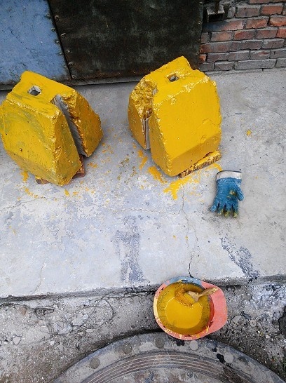 坑市政的水泥墩子