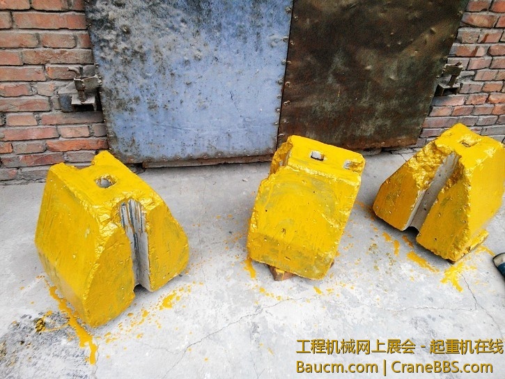 坑市政的水泥墩子