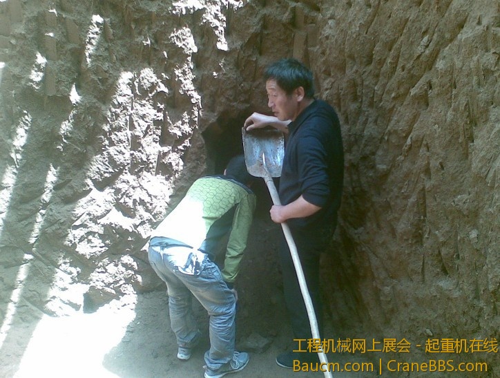 狗日的掏墓呢！