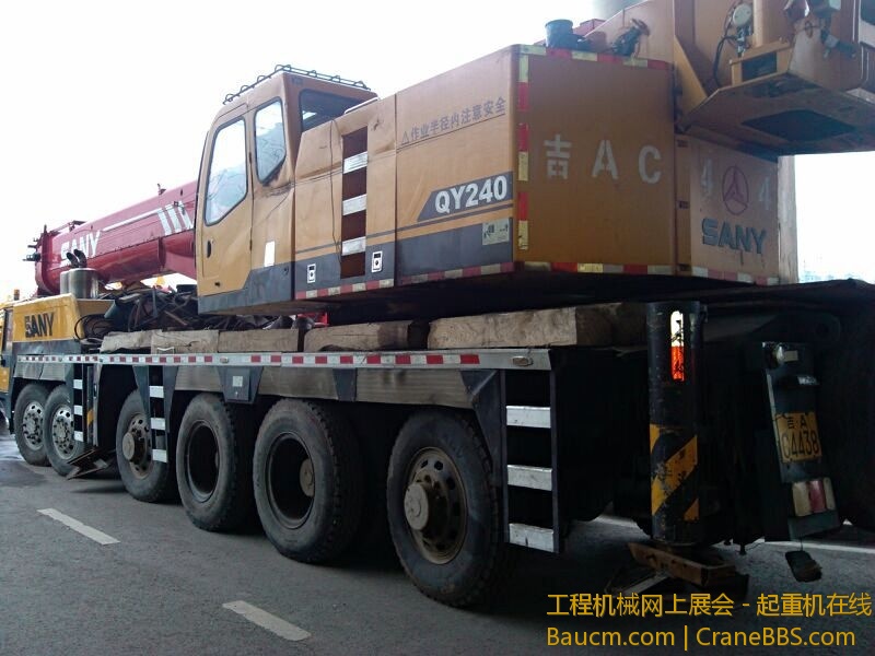 据说是长春市第一台三一的100吨好像四年车造这样，心疼