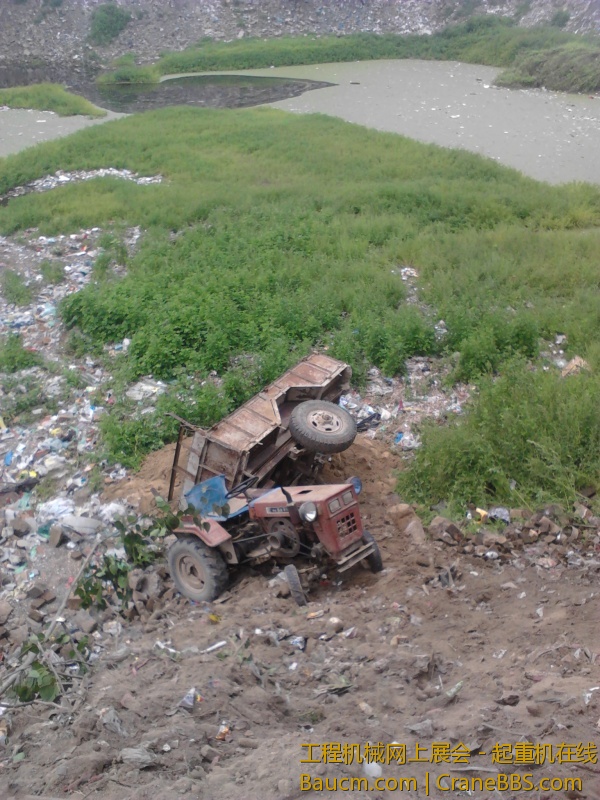 小拖拉机屁颠屁颠的进去蓝就 (1).jpg