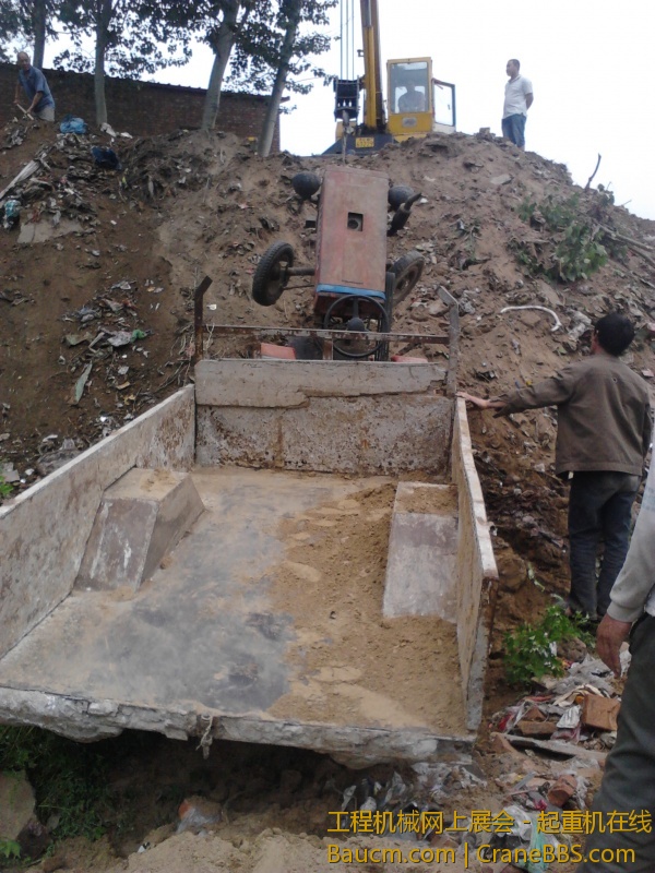 小拖拉机屁颠屁颠的进去蓝就 (2).jpg