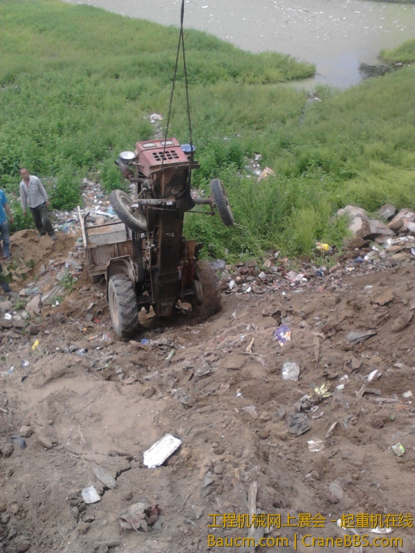 小拖拉机屁颠屁颠的进去蓝就 (4).jpg