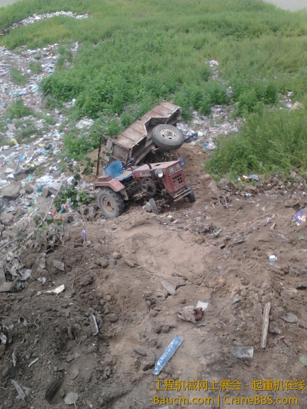 小拖拉机屁颠屁颠的进去蓝就 (6).jpg