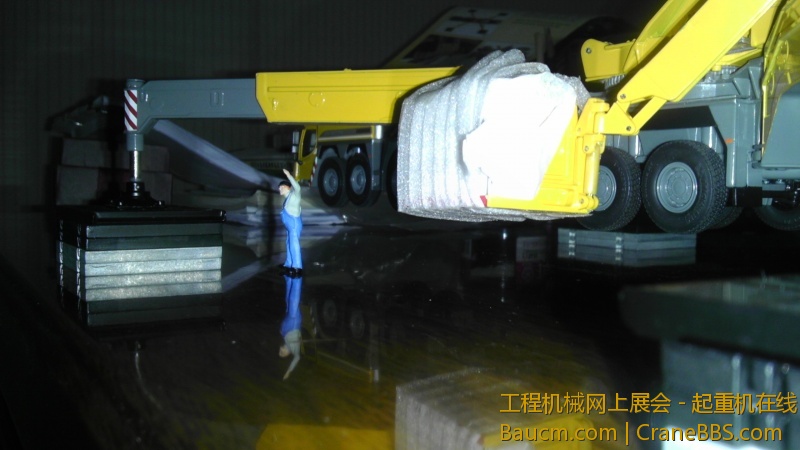 侧面局部，能再垫个3、4套就和那个AC700踩高跷有的一拼了。