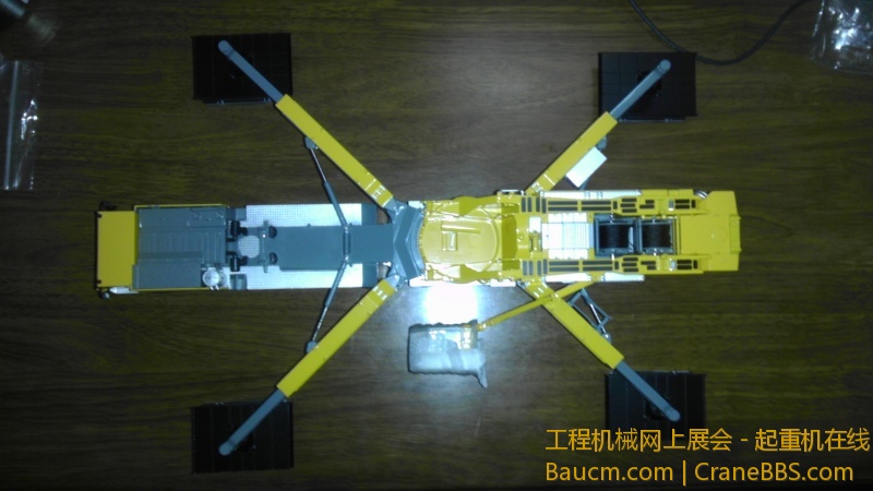踩高跷是有很大风险的，手劲不大的童鞋还是多看少做。11200的支撑脚和踏板固定的很妥当，不会滑动。