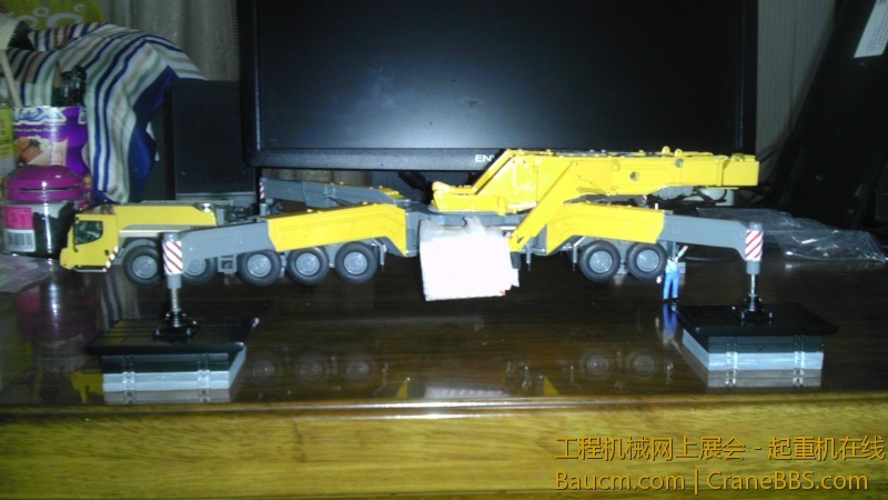 侧面照，除了高跷还发现了什么特别的地方吗？