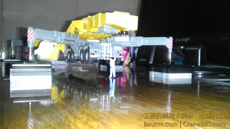 侧后照，看似很高了，但是轮胎还是没有越过人头啊。