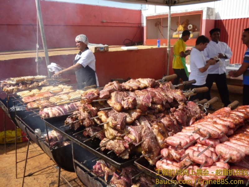 巴西客户活动，现场烤肉是必须的，如同中国招待客人的七碟八碗一般，新鲜牛肉、猪肉或.jpg