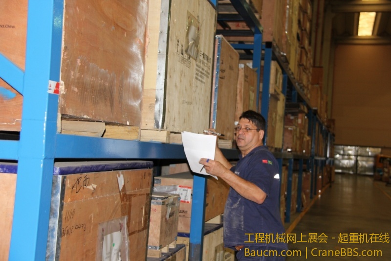 三一巴西服务配件库为客户配件订单备货，作为巴西市场售后配件供应的枢纽，这里保障着.jpg