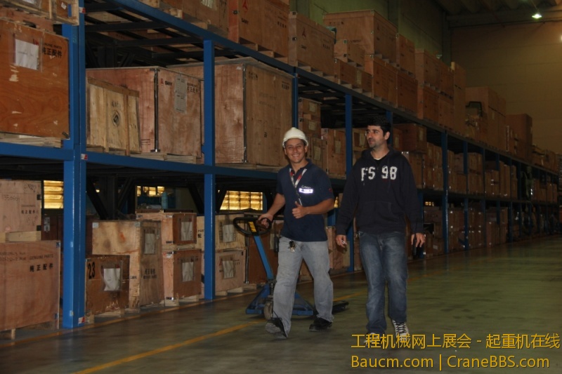 三一巴西服务配件库为客户配件订单备货，作为巴西市场售后配件供应的枢纽，这里保障着.jpg