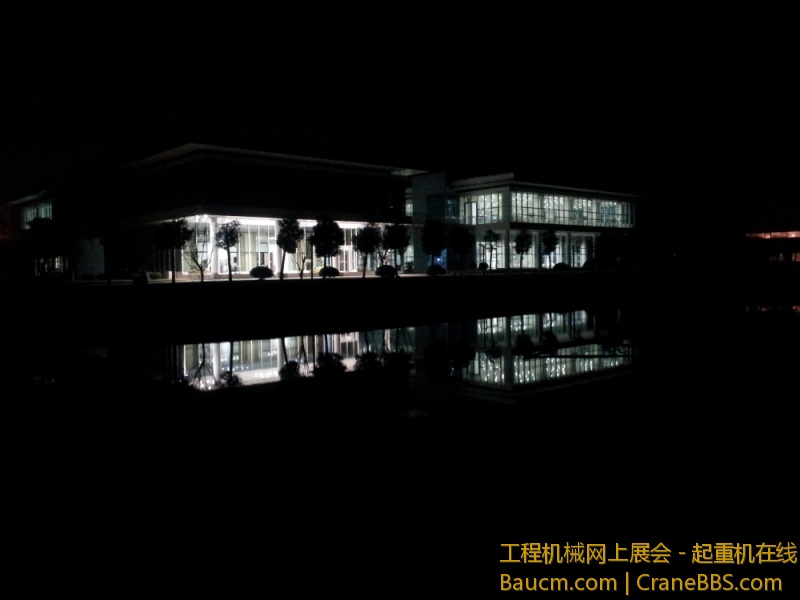 夜晚的办公楼.jpg