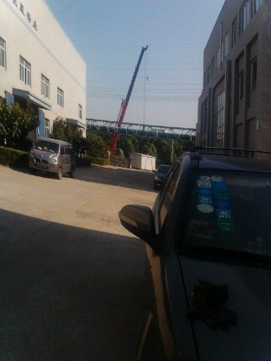 我在车间里吊小车上大车在外面装车