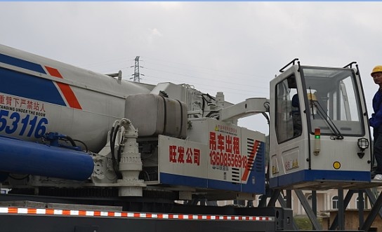 吊装时要将小驾驶室转到前面来