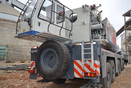 小驾驶室在后面，有人追尾就完了。