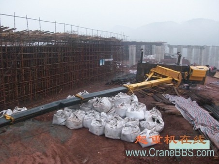 在工地翻得吊车[1].jpg