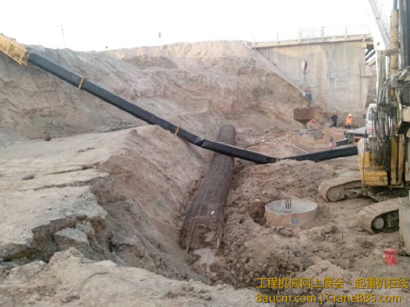 由于司机偷懒不想从新打车，把大臂伸完就位，导致事故发生