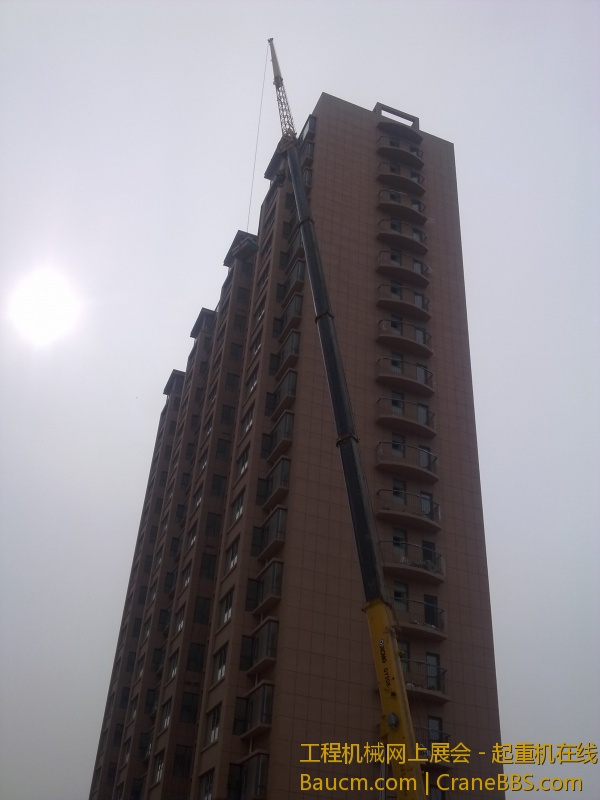  楼顶吊太阳能组件  50接副臂巧够到   