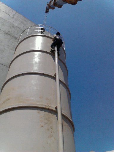 没有梯子只好硬爬上去3个小工剪刀石头布谁输谁上