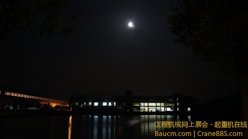 夜晚的办公楼1.jpg