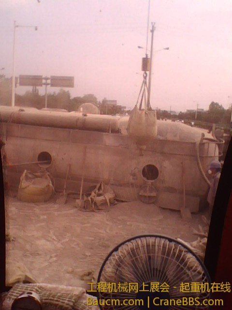 用袋子装水泥。