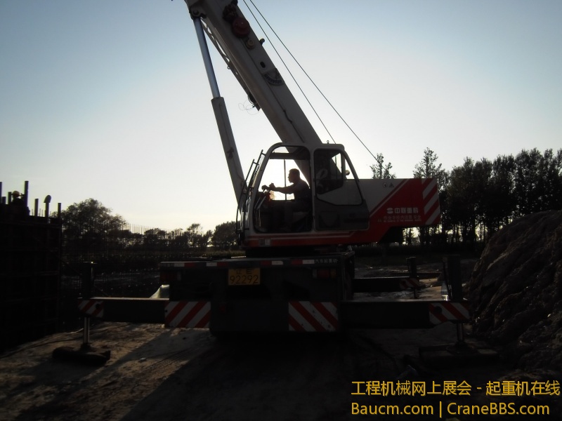 这个角度  吊2吨多的料  稳稳地