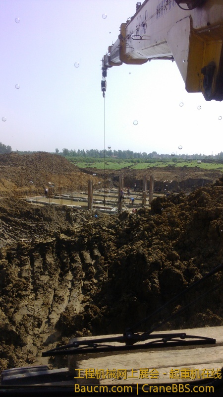 16T吊车。26米远，吊1.2T重涵管。。车真吃力。