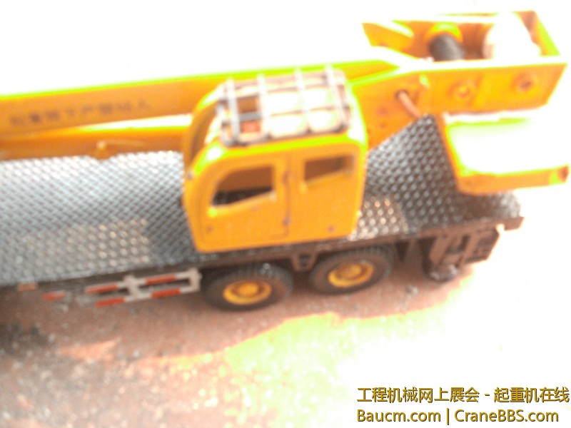 驾驶室……螺丝卸了，因为要拍照临时用蜡粘上的