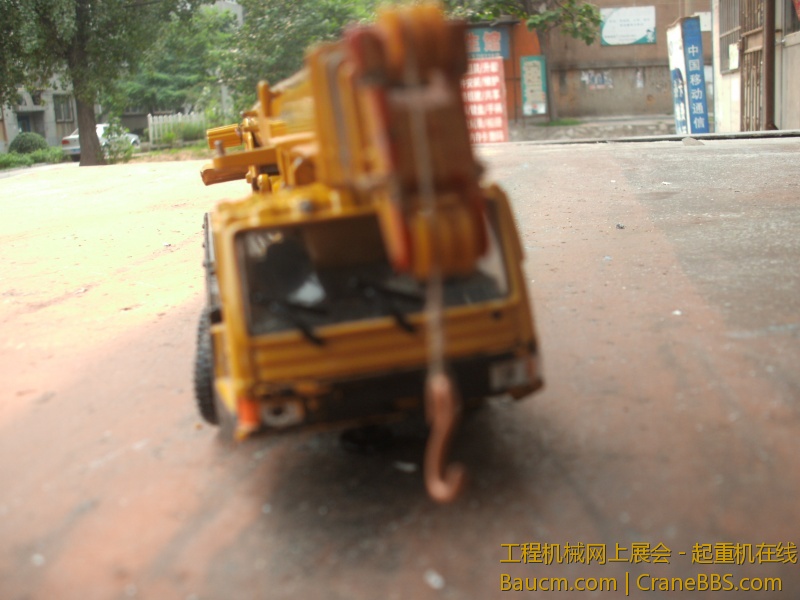 前脸，右边的大灯罩掉了，桑心啊…………