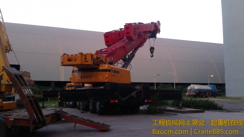 这才是350吨级全路面起重机应有的配置，不像中联的那个350，像个残疾人一样，高空作业.jpg