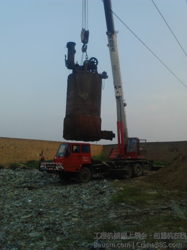 跨高压线带电吊炉 严重违规 (12).jpg