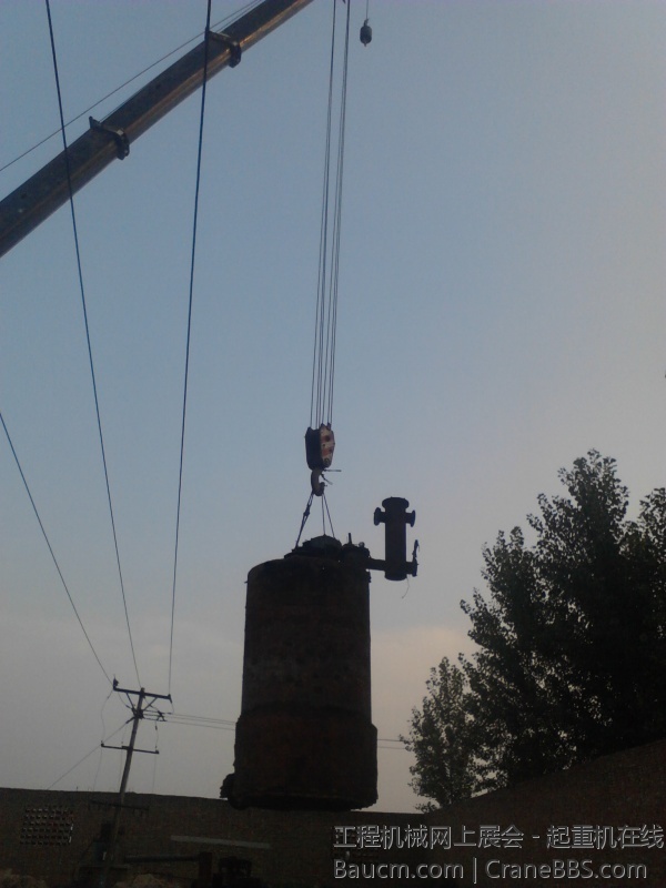 跨高压线带电吊炉 严重违规 (8).jpg