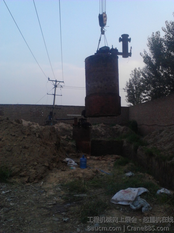 跨高压线带电吊炉 严重违规 (9).jpg