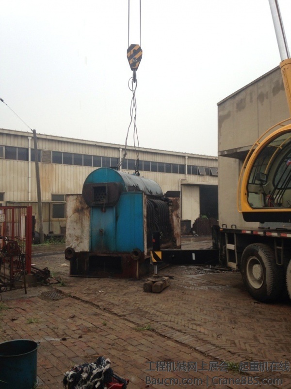 从房里吊出来的旧锅炉