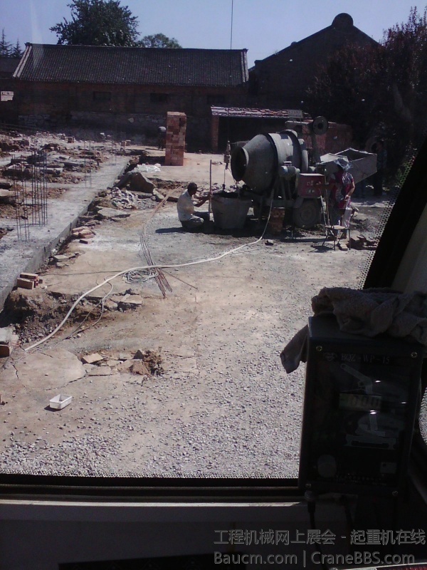 瞧他热得 蹲在那找阴凉呢