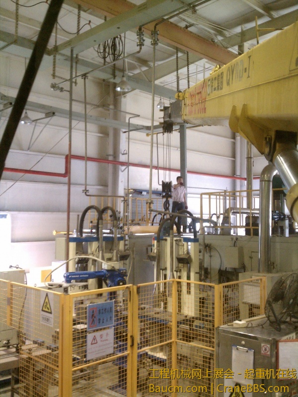 全是管线，左边一吊，右边一吊。