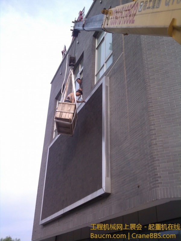 吊人安装空调滴水管，五点半就干了，热的吃不消。