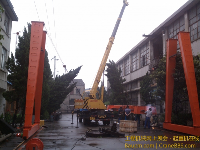 两腿用钢丝绳拉好。