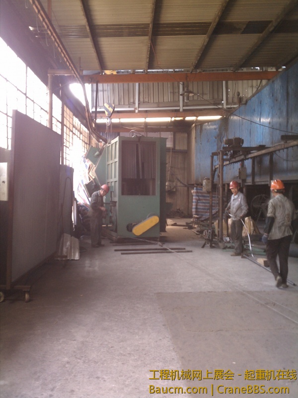 上部管道拆除，再拖出车间