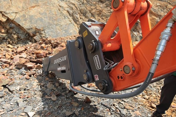 ATT_Quick-Coupler_Breaker_Quarry_IMG_7400_110627.jpg_Interflow - JPG - Fit to Bo.jpg