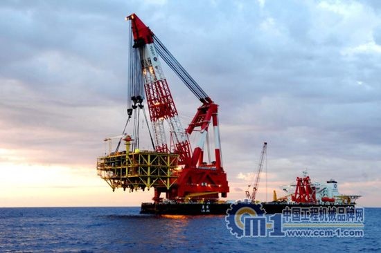 “蓝鲸号”7500吨全回转变幅起重船正在安装钻井平台.jpg